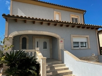 Schöne Villa mit Meerblick in der Nähe des Hafens